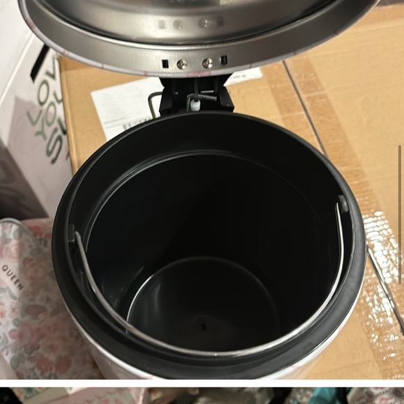 Small white garbage can with pink bows - Picture 6 of 7